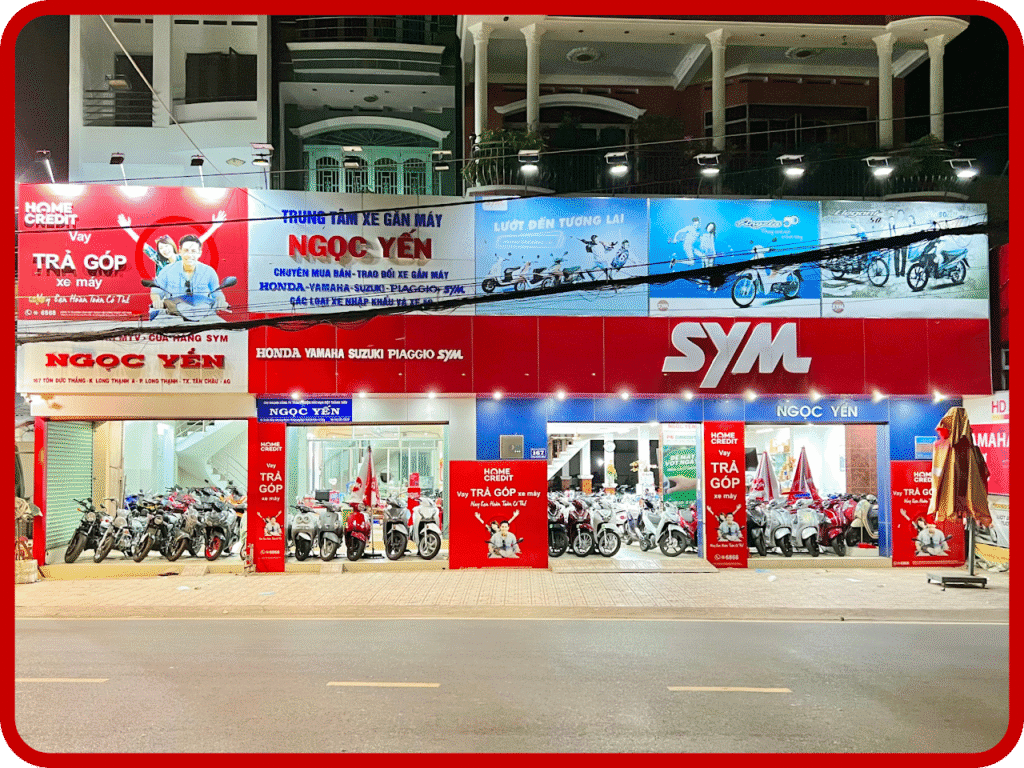 Xe máy và biển hiệu của trung tâm xe máy Ngọc Yến tại cửa hàng.