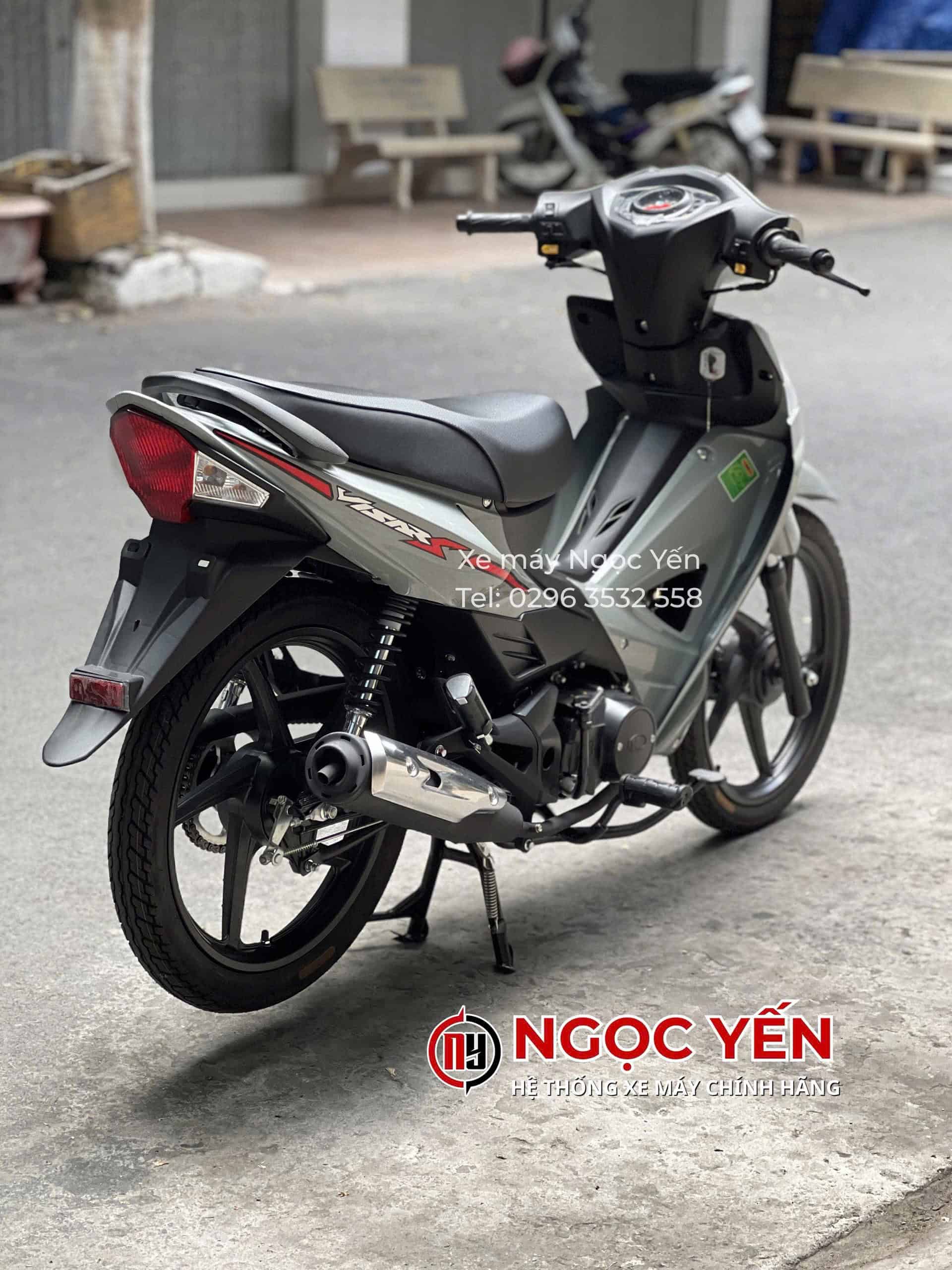 Xe máy Honda Yên màu xám đen, kiểu dáng thể thao, phù hợp di chuyển hàng ngày.