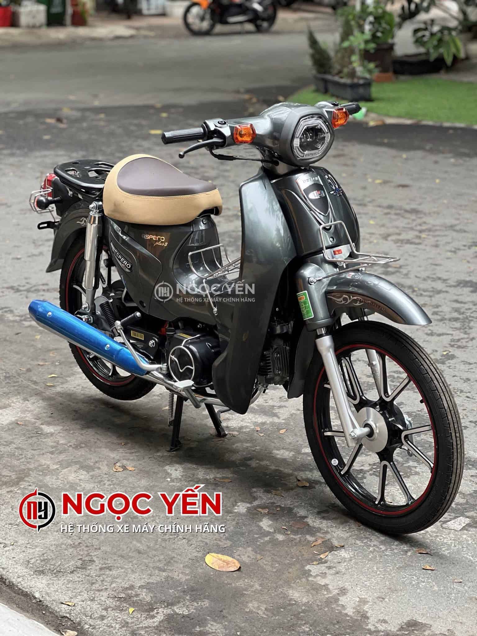 Xe máy Detech Espero Cub Kim Cương màu xám, ghế màu be, đèn pha lớn.
