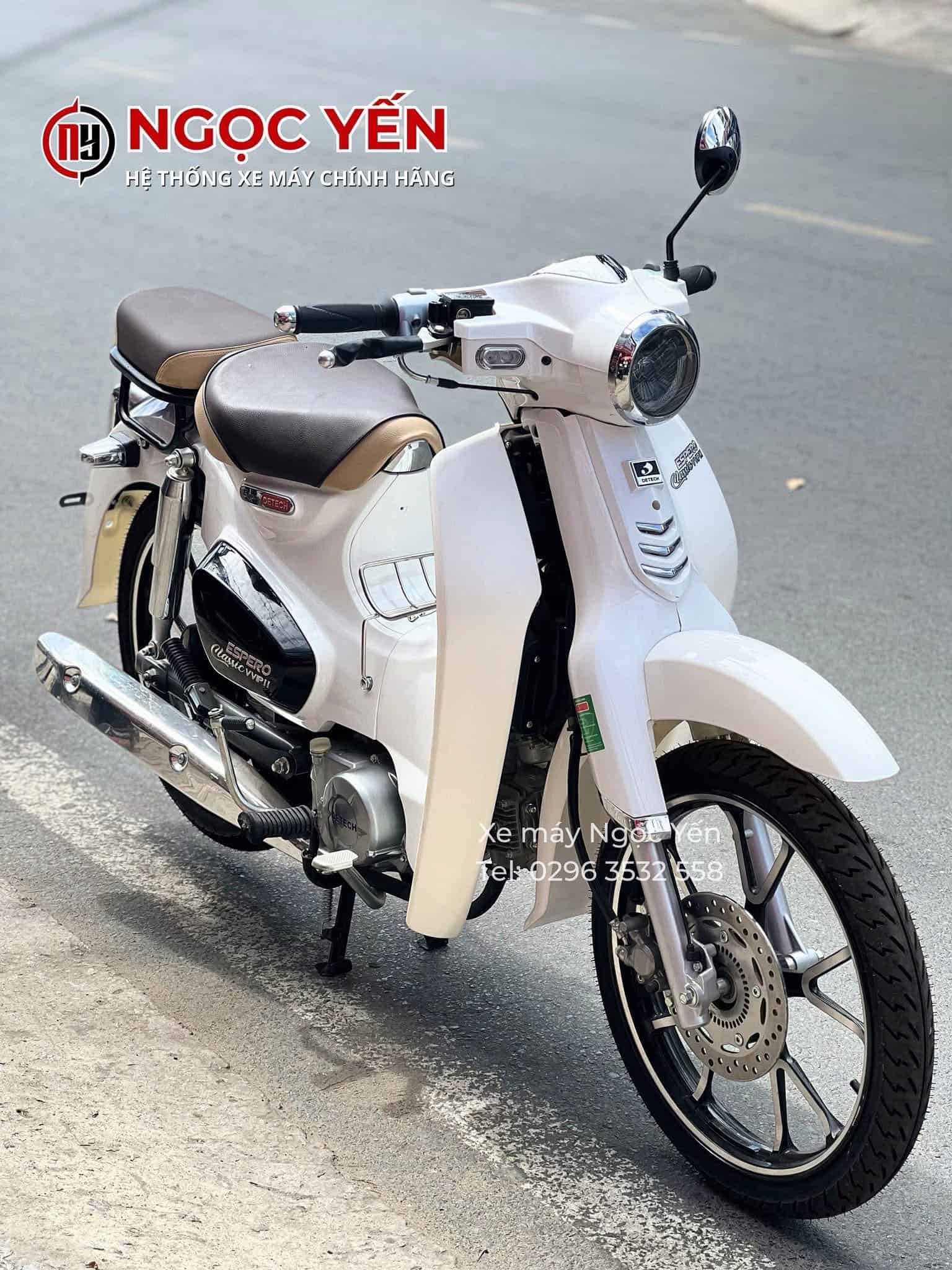 Xe máy Detech Espero Classic VVIP II màu trắng đen trên đường phố.