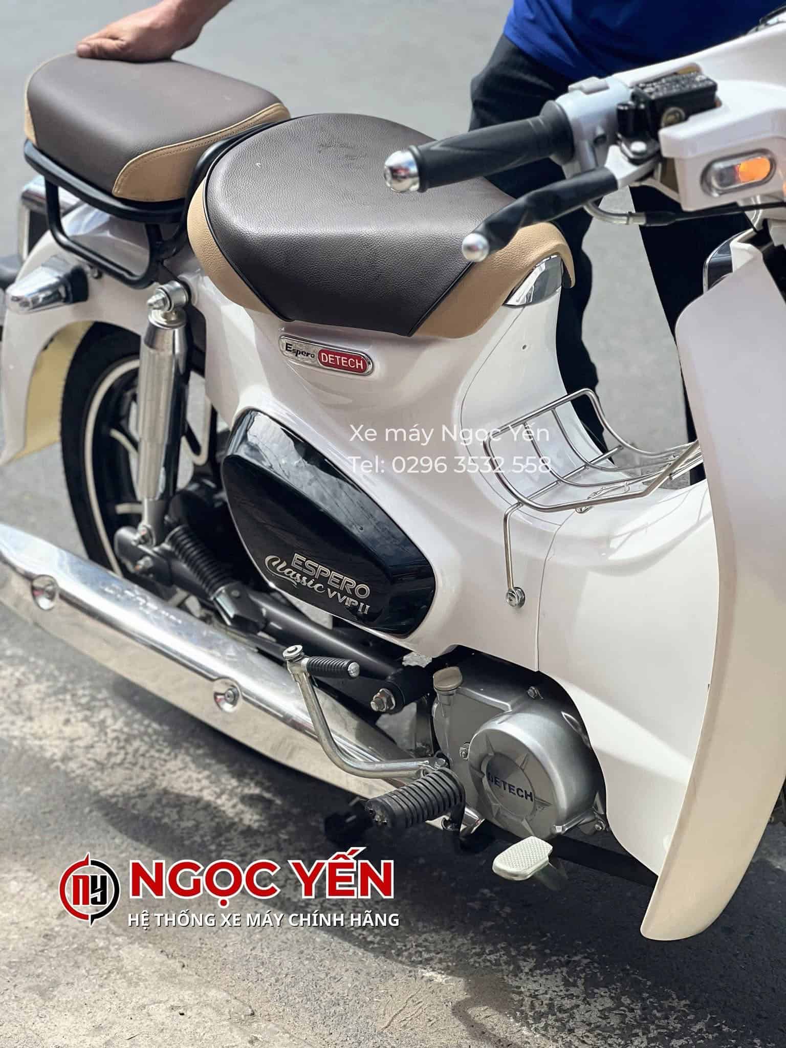 Xe máy Detech Espero Classic VVIP II màu trắng, ghế đen, kiểu dáng cổ điển.