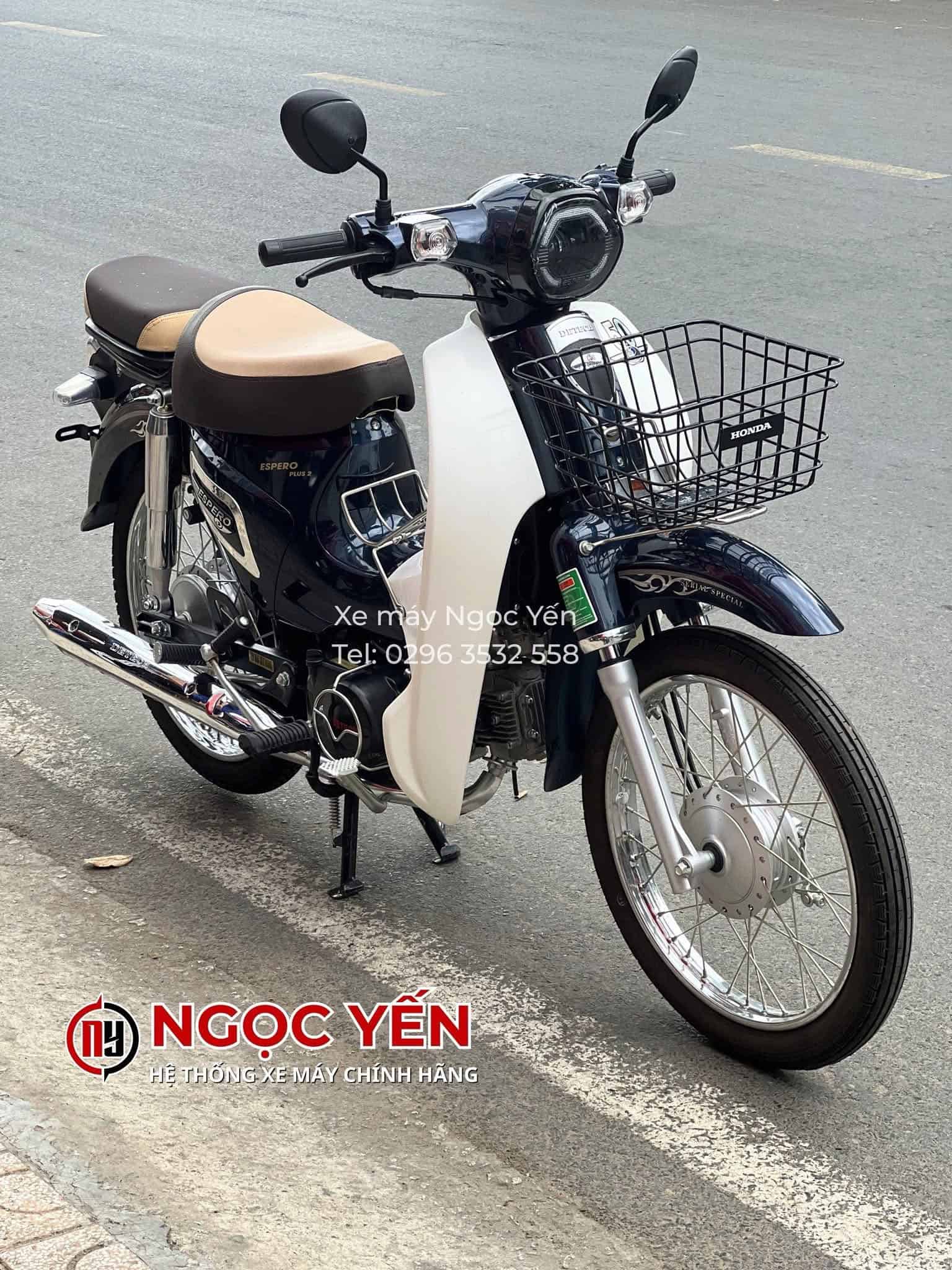 Xe máy điện Detech Espero Cub Kim Cương màu đen và trắng có giỏ trước.