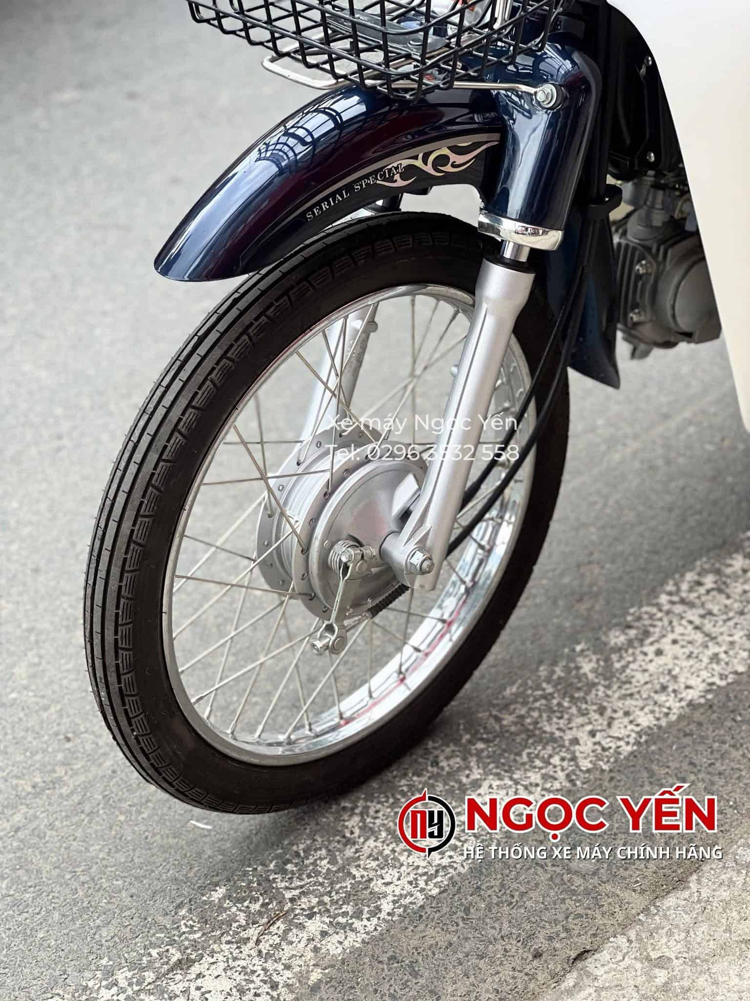 Lốp xe máy 50cc Detech Espero Cub Kim Cương với phuộc trước và chắn bùn.