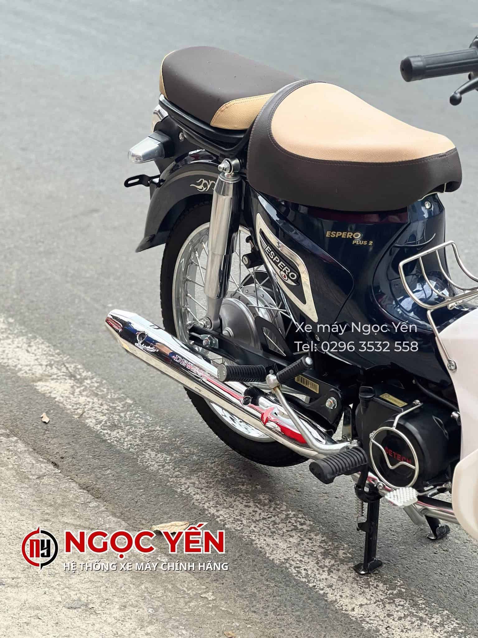 Xe máy Detech Espero Cub Kim Cương màu đen và be, đỗ bên đường.