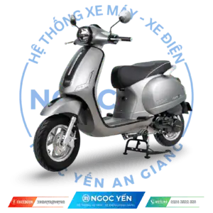 Xe máy Vespa 50cc màu bạc, kiểu dáng cổ điển, phù hợp di chuyển hàng ngày.