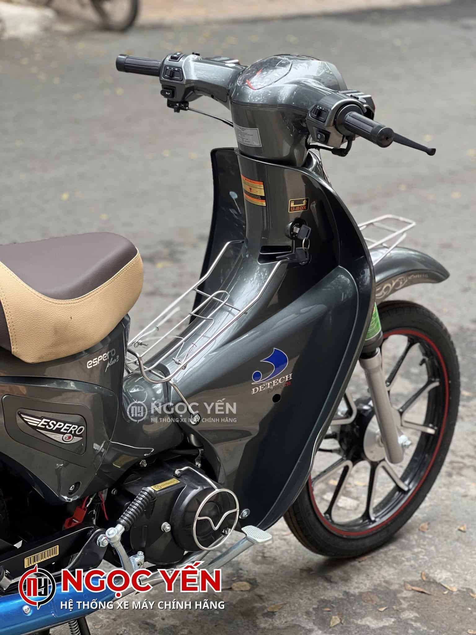Xe máy 50cc Detech Espero Cub Kim Cương màu xám, thiết kế nhỏ gọn phù hợp di chuyển hàng ngày.