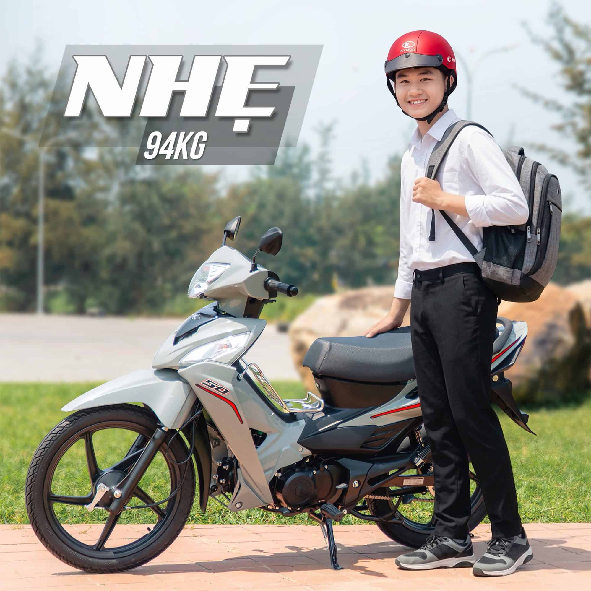 Hình ảnh xe máy 50cc Kymco VisarS cùng người dùng trẻ trung, năng động, phù hợp cho việc di chuyển h.