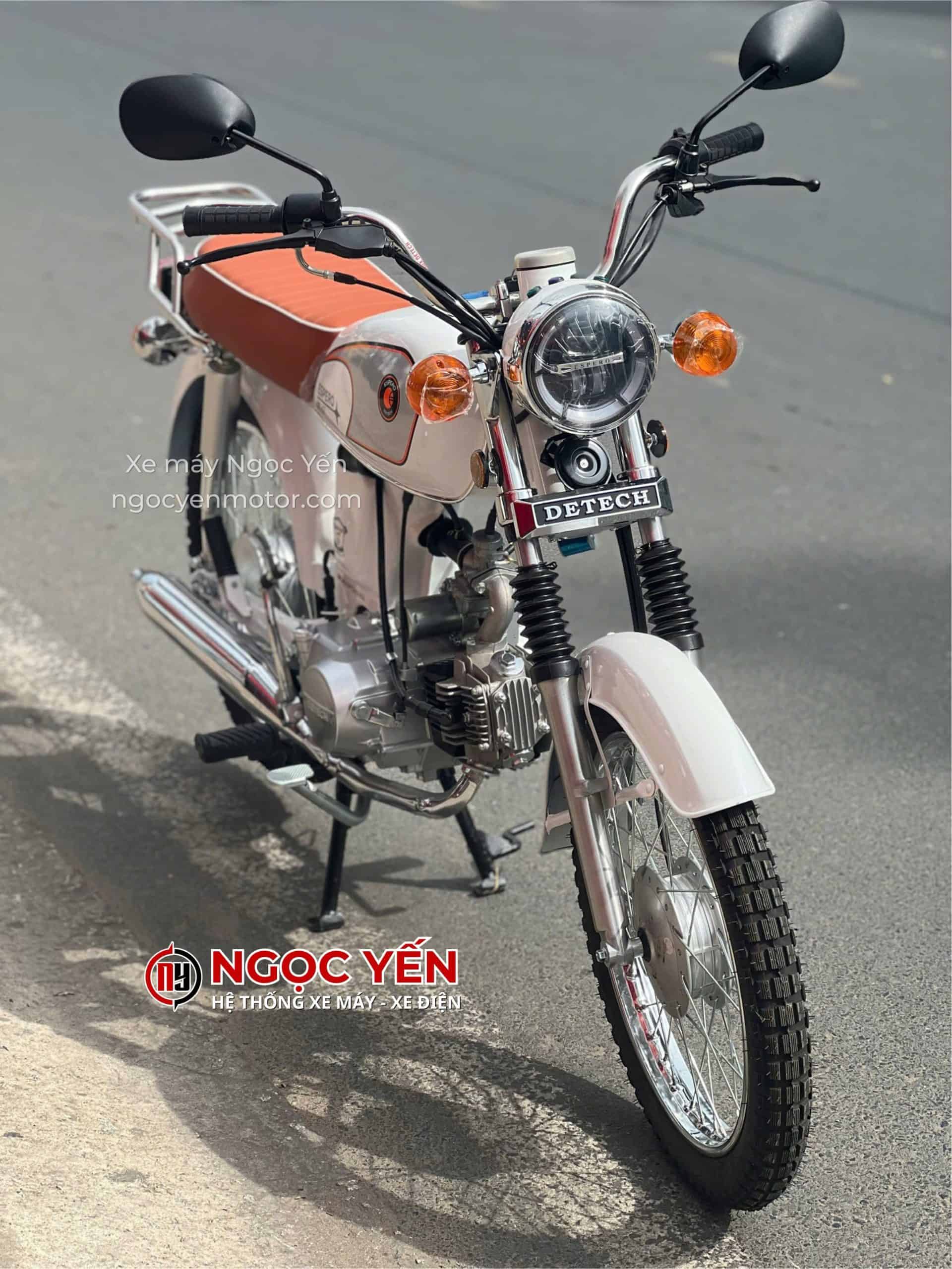 Xe máy Detech Espero DT67 màu trắng và nâu, thiết kế cổ điển.