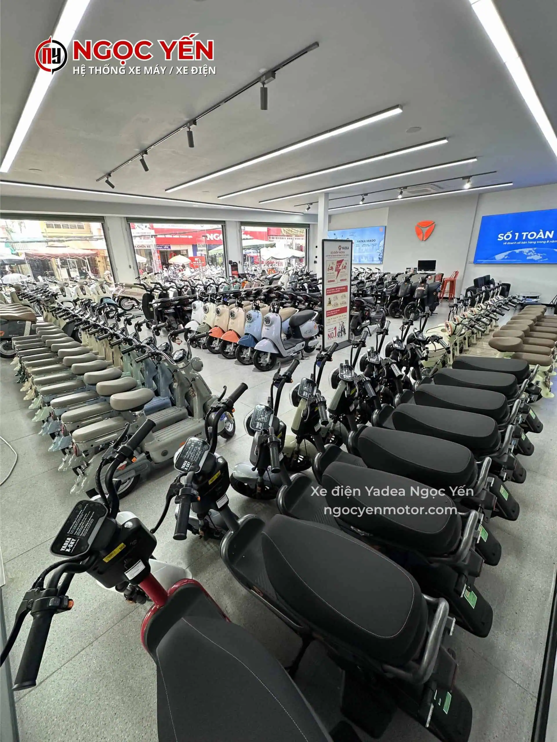 Cửa hàng xe đạp điện Yadea Ngọc Yến với nhiều mẫu xe trưng bày.