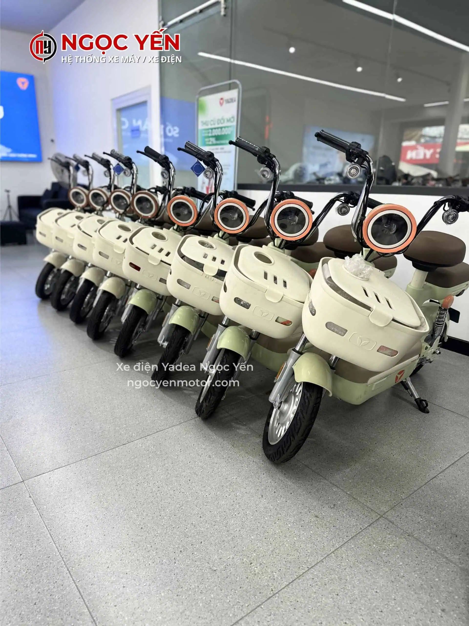 Xe điện Yadea Ngọc Yến trưng bày tại cửa hàng, sẵn sàng phục vụ khách hàng.