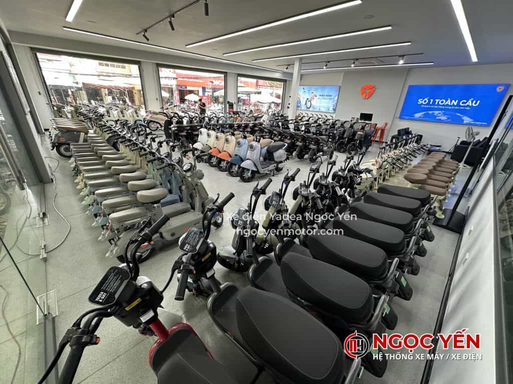 Xe máy điện được trưng bày trong showroom rộng rãi, sáng sủa, nhiều mẫu mã phù.
