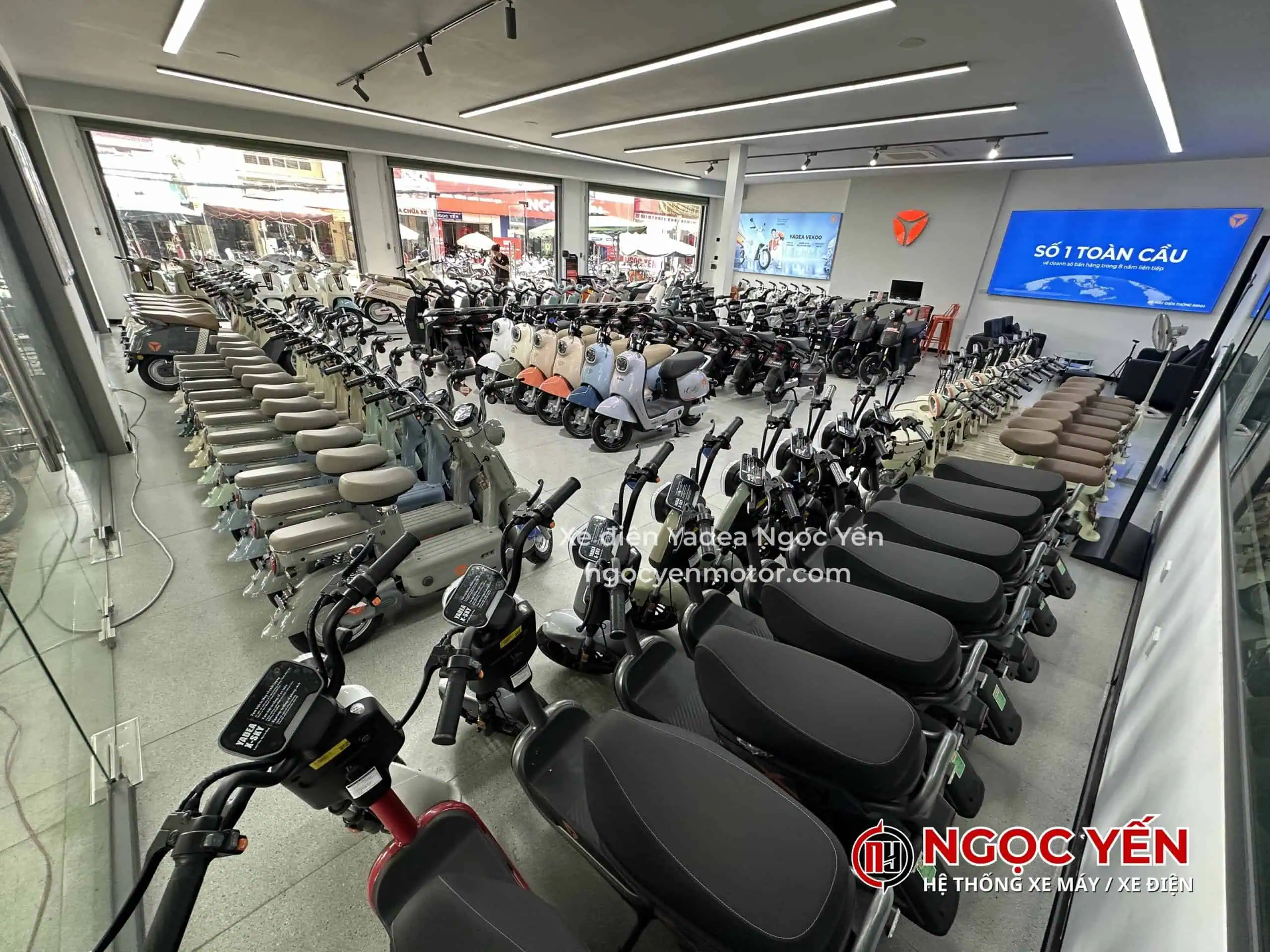 Xe máy điện được trưng bày trong showroom rộng rãi, sáng sủa, nhiều mẫu mã phù.