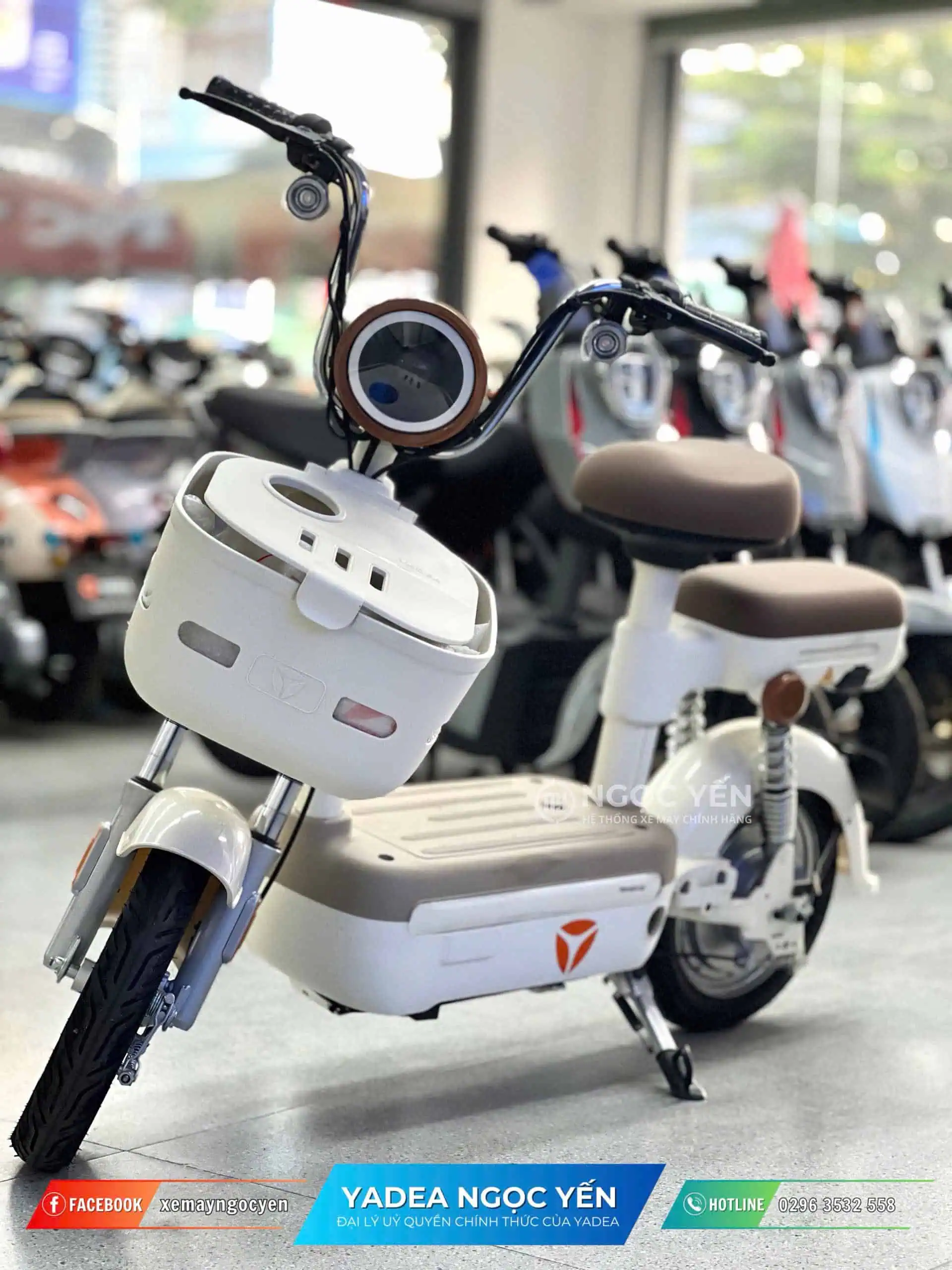 Xe đạp điện Yadea iFUN màu trắng, thiết kế hiện đại phù hợp di chuyển trong thành phố.