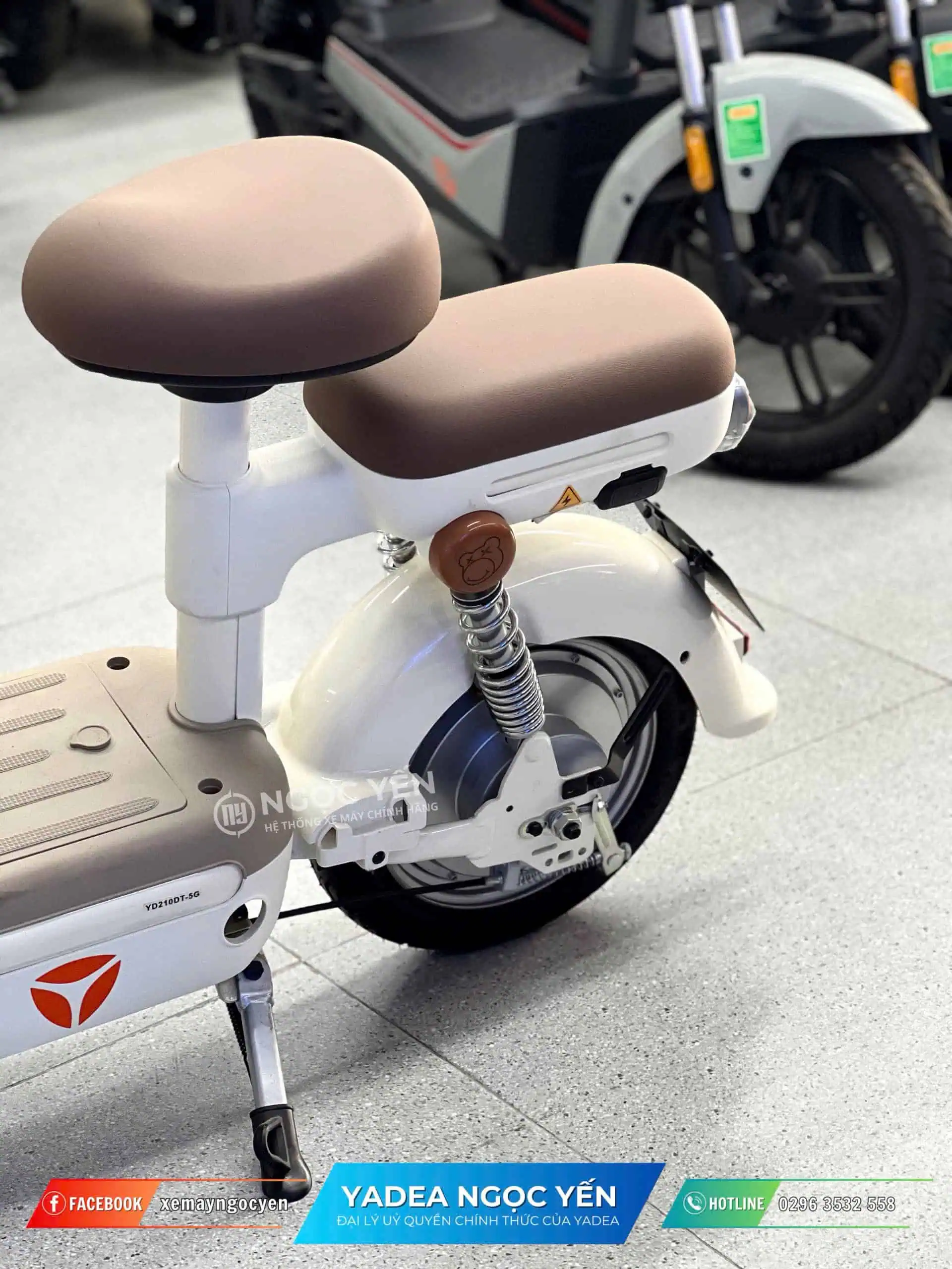 Xe đạp điện Yadea iFUN màu nâu, thiết kế nhỏ gọn, phù hợp cho trẻ em.