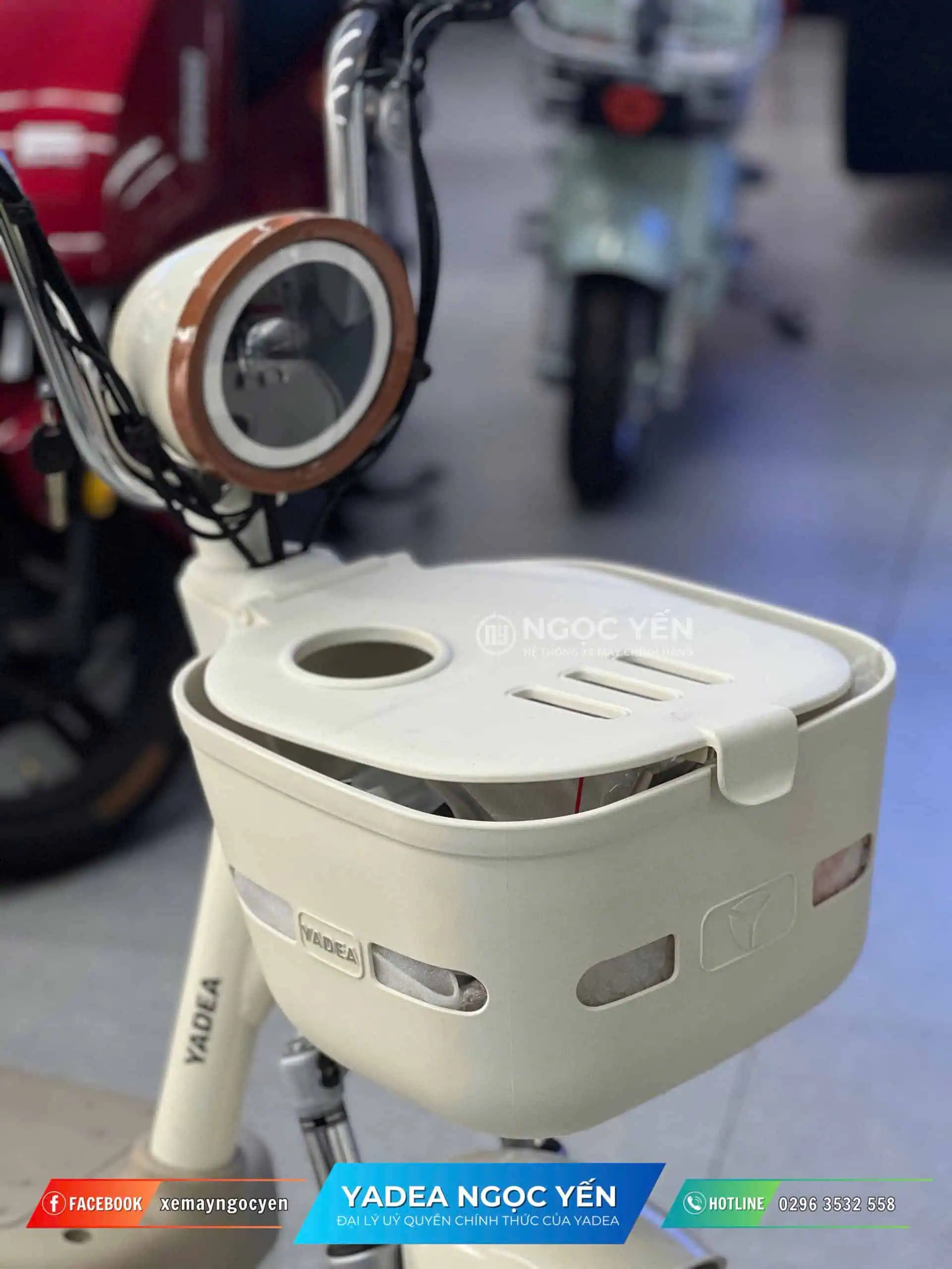 Thùng chứa đồ phía trước xe đạp điện Yadea iFUN, phù hợp cho việc đi lại hàng ngày.
