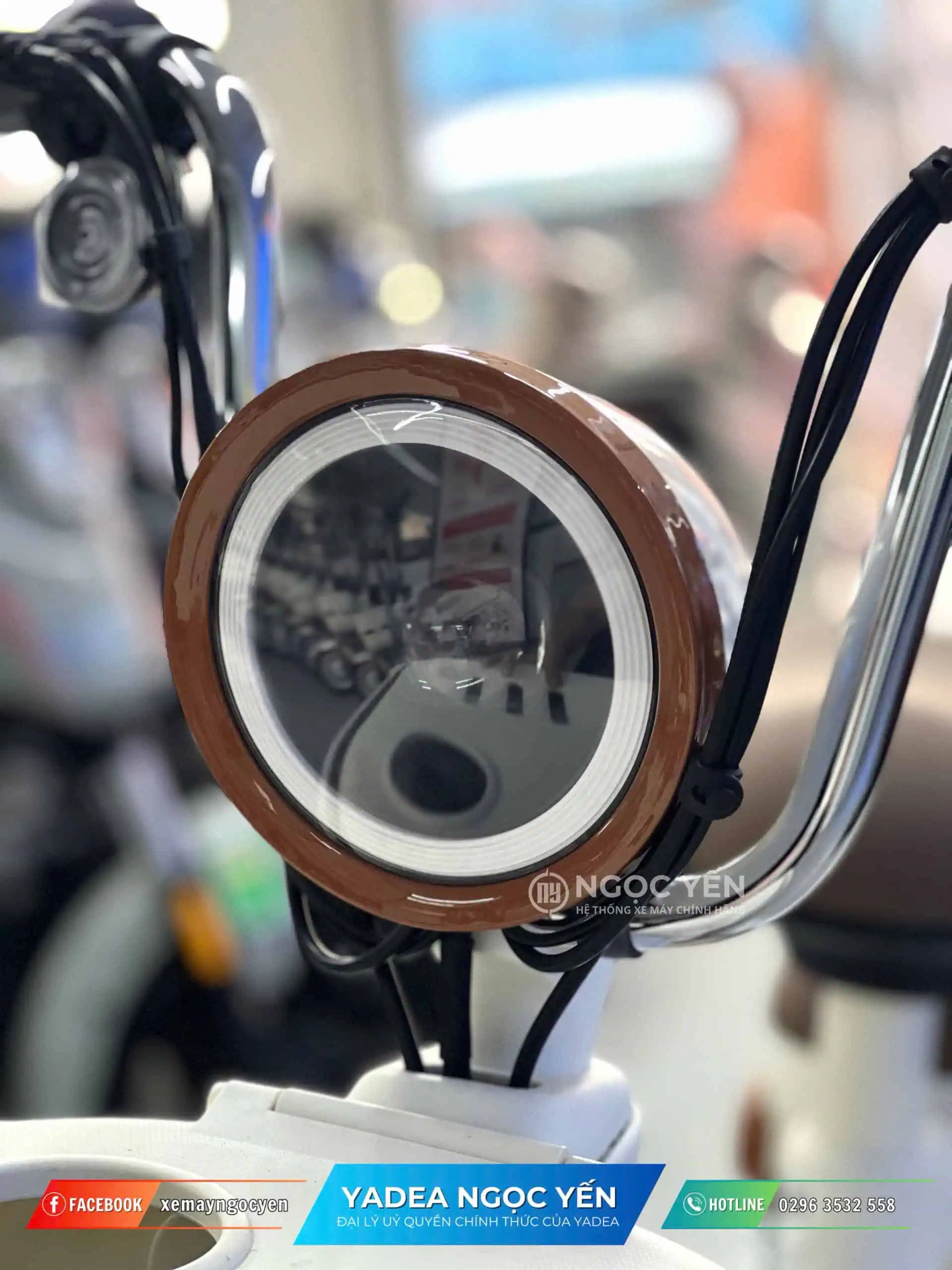 Đồng hồ hiển thị trên xe đạp điện Yadea iFUN giúp kiểm soát tốc độ và trạng thái pin dễ dàng.