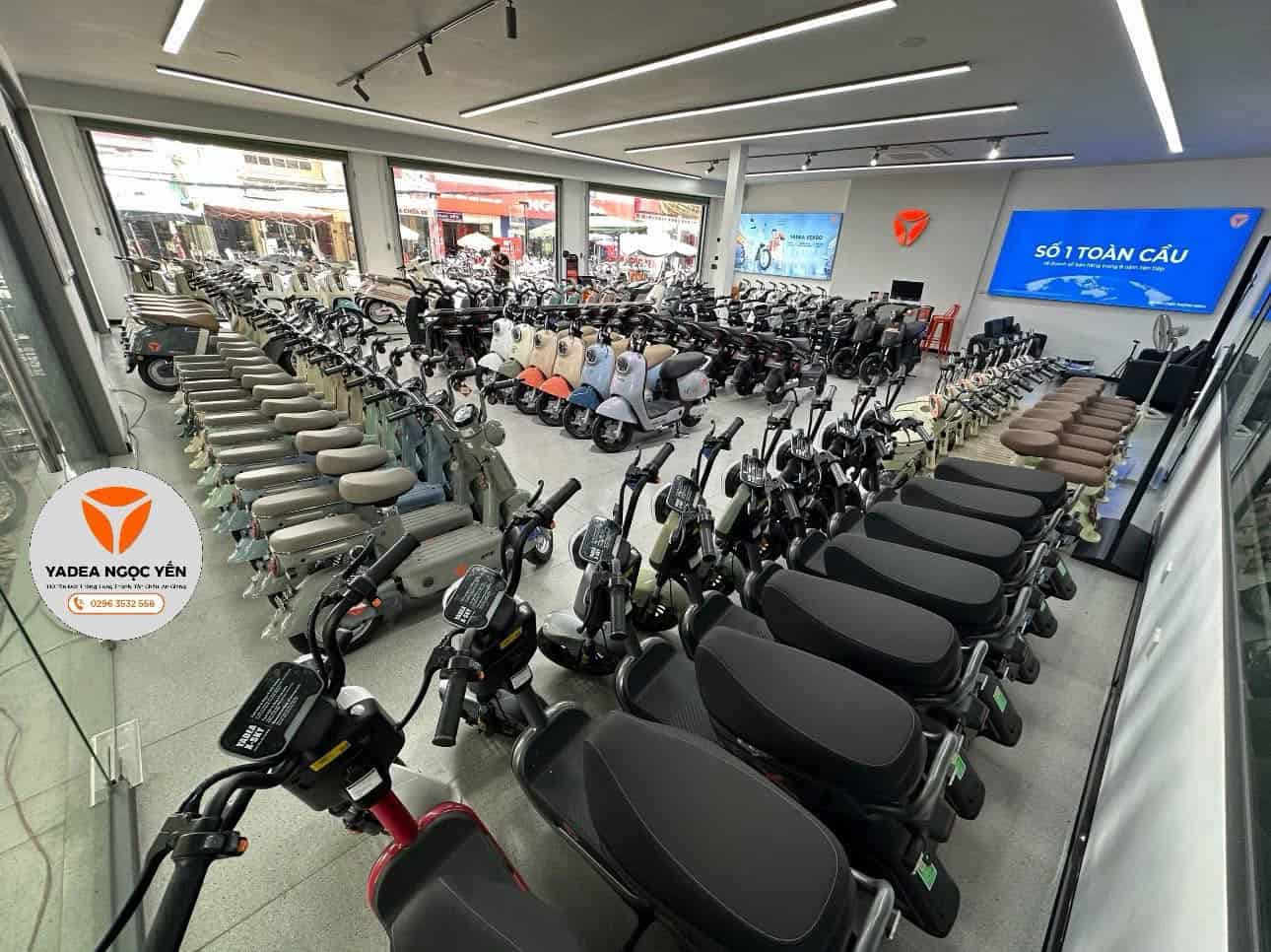 Hình ảnh trưng bày nhiều mẫu xe điện Yadea Ocean trong showroom hiện đại.