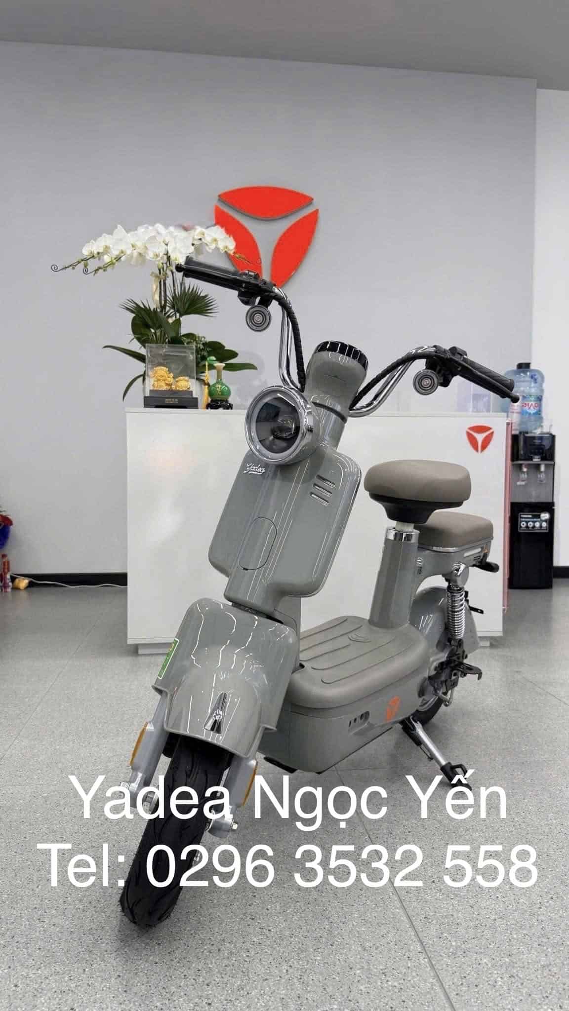 Xe đạp điện Yadea i8 màu xám, thiết kế nhỏ gọn phù hợp di chuyển trong thành phố.