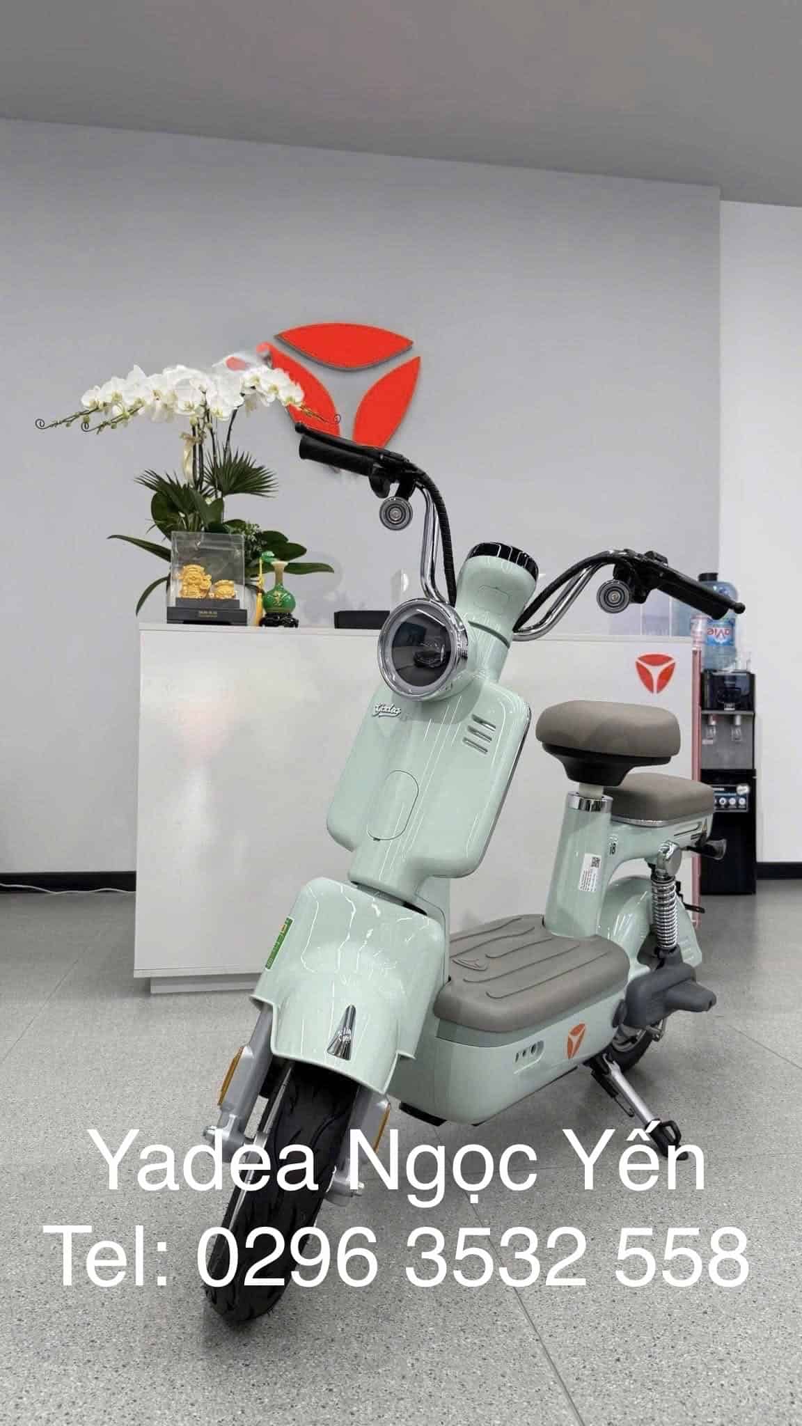 Xe đạp điện Yadea i8 màu xanh bạc, thiết kế hiện đại, phù hợp di chuyển trong thành phố.