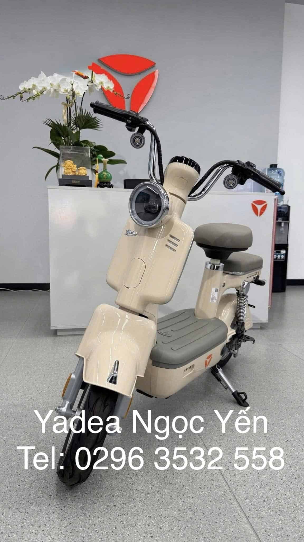 Hình ảnh xe đạp điện Yadea i8 màu kem, thiết kế hiện đại, phù hợp di chuyển trong thành phố.