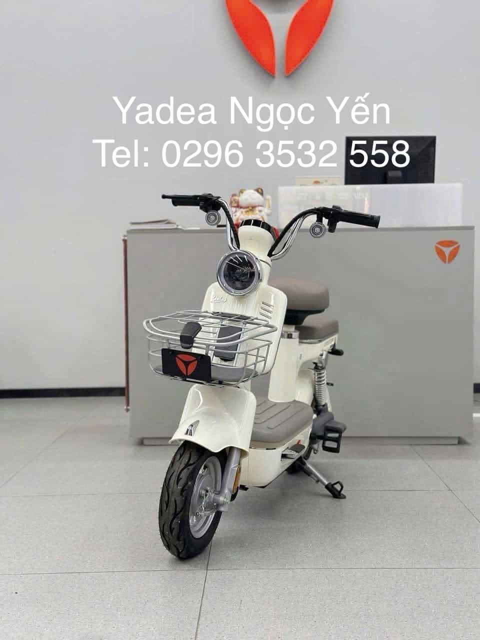 Xe đạp điện Yadea i8 màu trắng, thiết kế nhỏ gọn phù hợp di chuyển hàng ngày.