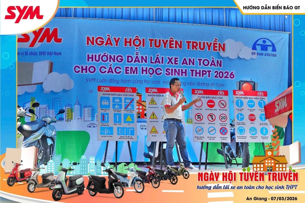 Hình ảnh hướng dẫn lái xe an toàn tại ngày hội tuyển truyền dành cho học sinh trung học phổ thông.