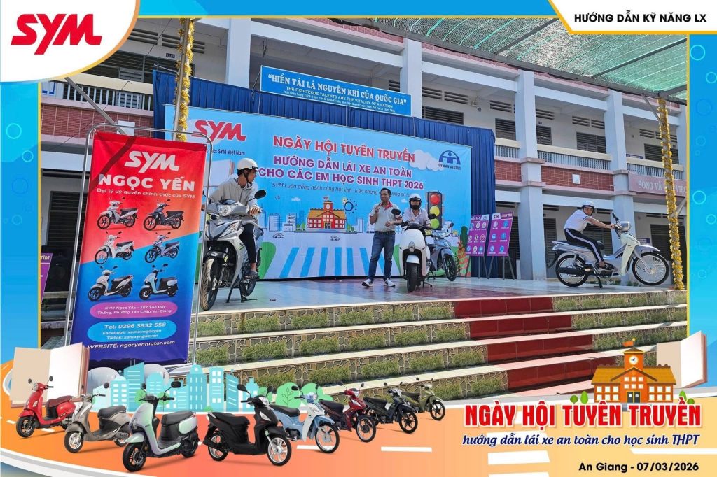 Hình ảnh các thí sinh tham gia hội thi tuyển truyền về kỹ năng lái xe an toàn.