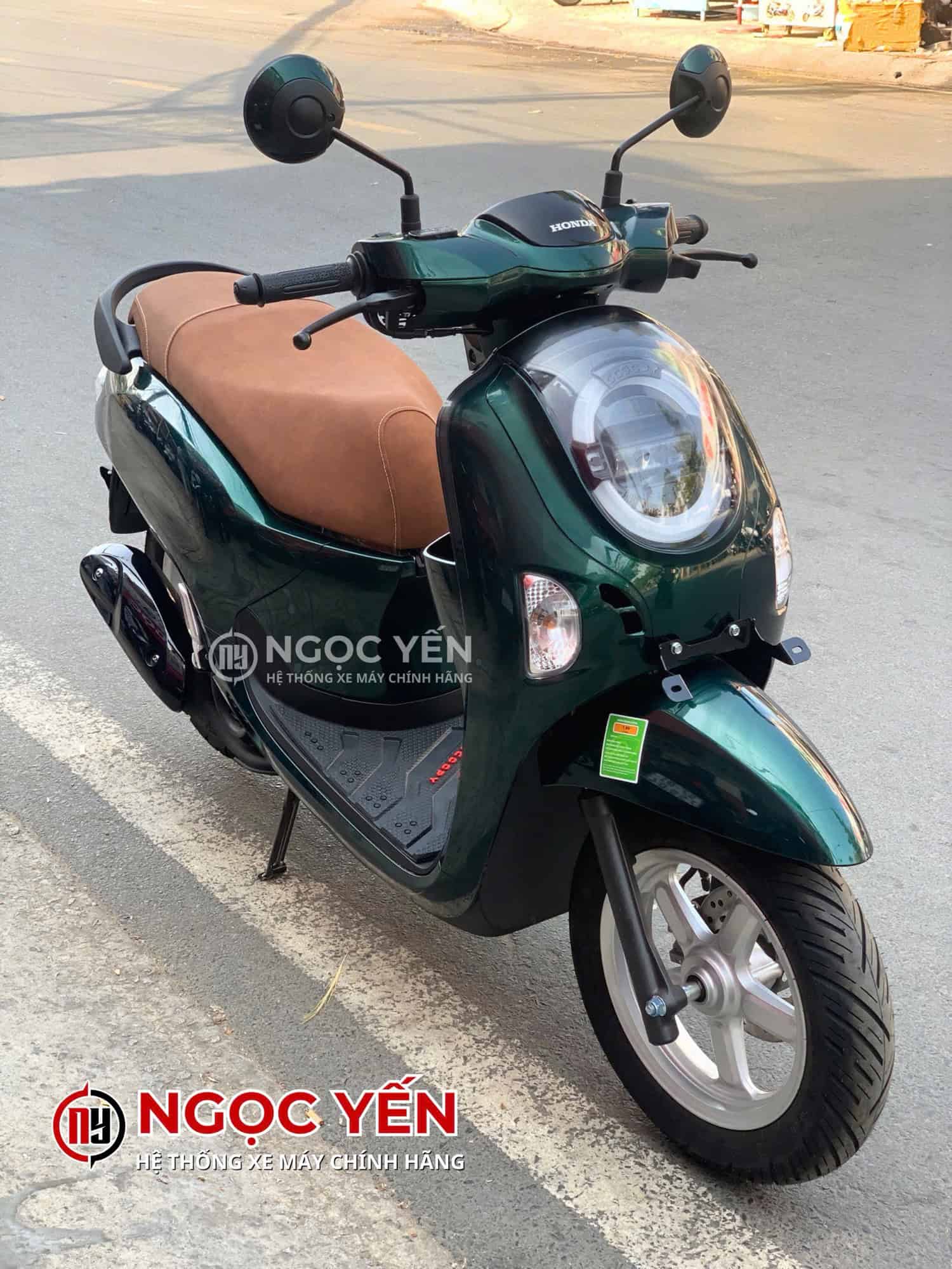 Xe máy Honda Scoopy màu xanh đậm, thiết kế thời trang, phù hợp di chuyển hàng ngày.