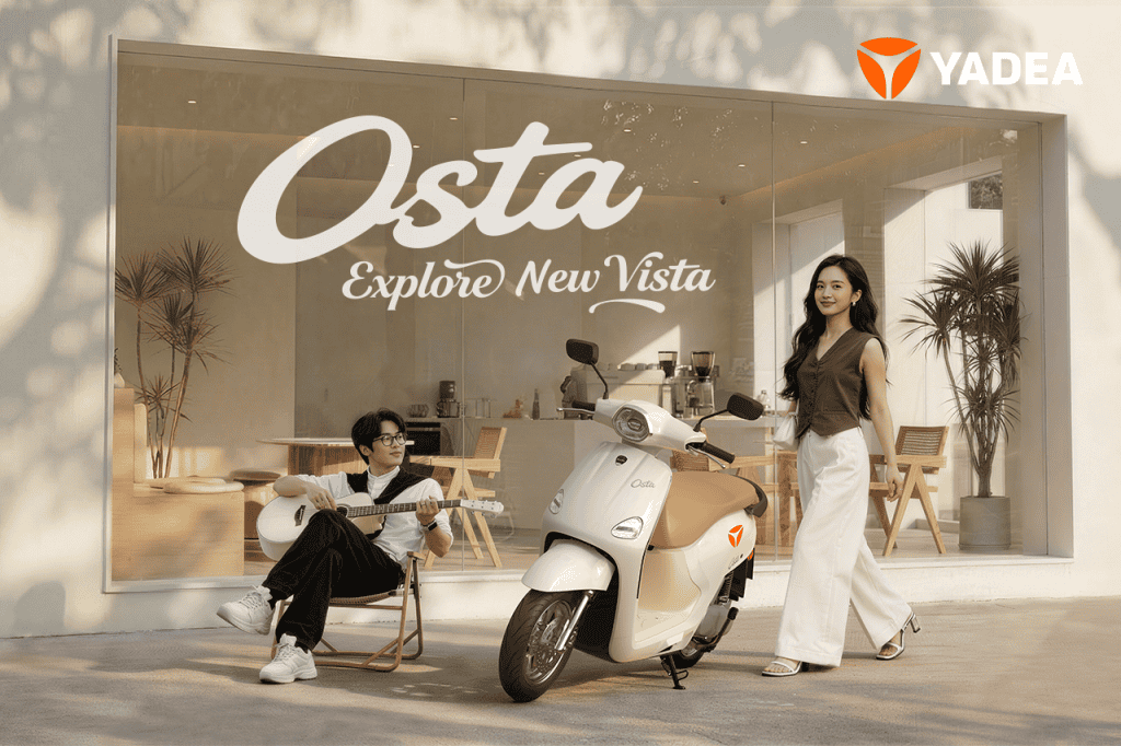 Hình ảnh hai người phụ nữ và xe máy điện Yadea Oster trước cửa hàng mới Vista.