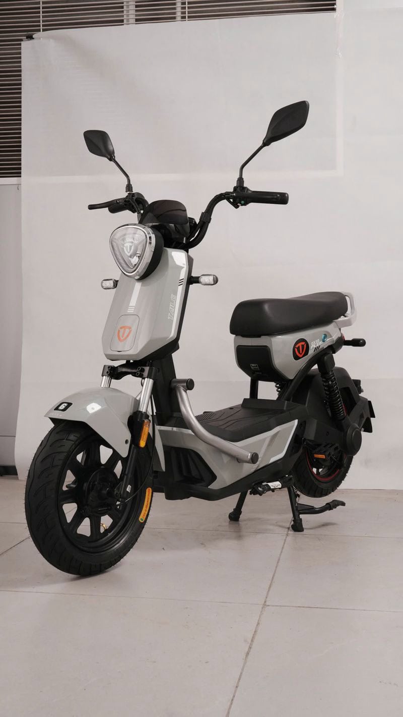 Xe điện Vespa màu trắng đen với thiết kế hiện đại và nhỏ gọn.