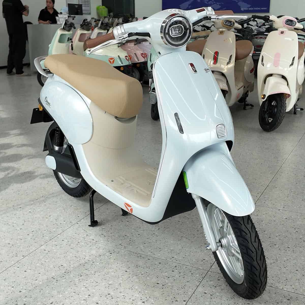 Xe máy điện màu trắng kiểu dáng cổ điển, phù hợp di chuyển trong thành phố.