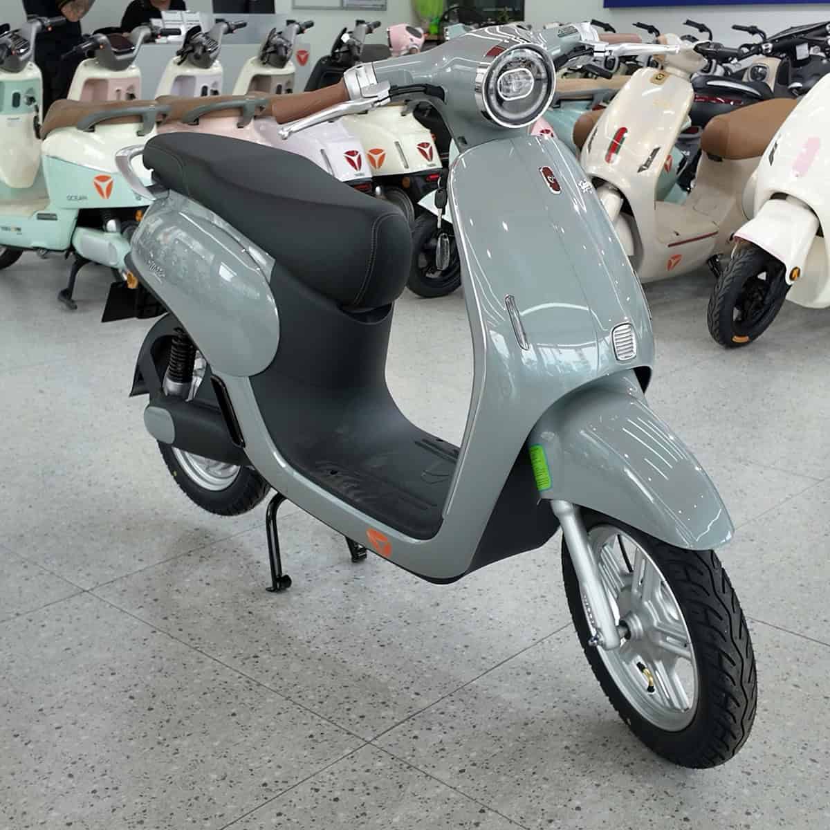 Xe máy điện kiểu cổ điển màu xám, thiết kế nhỏ gọn phù hợp di chuyển trong thành phố.