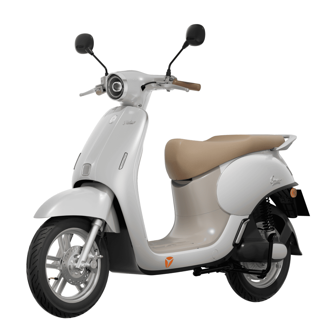 Xe máy điện Vespa màu trắng với yên da be và gương chiếu hậu.