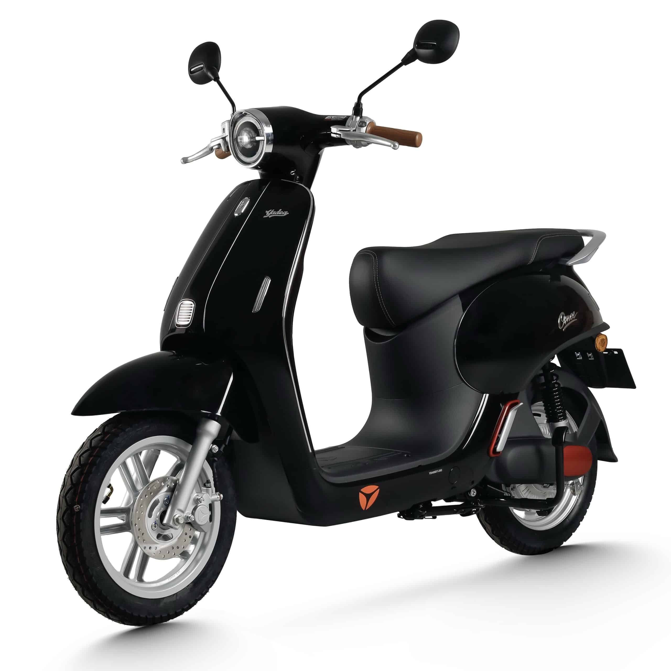 Xe máy điện Vespa màu đen, thiết kế cổ điển, phù hợp di chuyển hàng ngày.