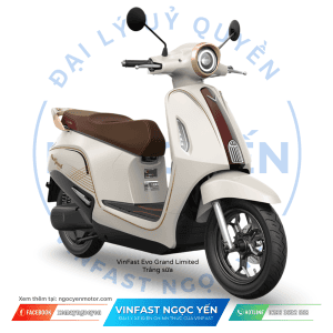 Xe máy điện Vespa kiểu dáng cổ điển màu trắng và nâu.